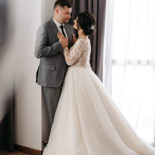 bride-groom-pose-photo